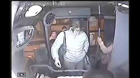 KARMA: Man tries to jump on the bus 🚌💥 and steal a lady's purse. Big time failure.💥 👮