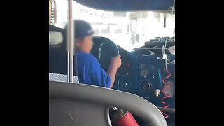 Un ‘minichofer’ toma el control de un autobús público en México