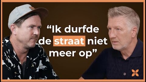 Johnny de mol bij een podcast