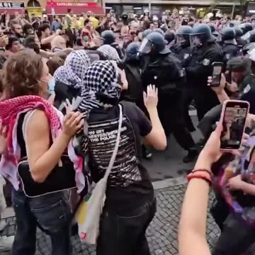 La polizia tedesca massacra senza pietà le donne che manifestano a Berlino in sostegno di Palestina.