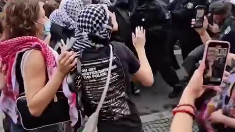 La polizia tedesca massacra senza pietà le donne che manifestano a Berlino in sostegno di Palestina.
