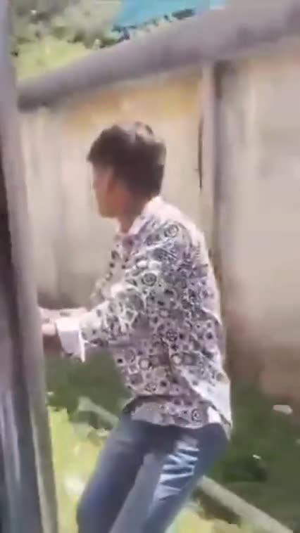 KEEP HANDS, ARMS [AND ASS] 🚂 INSIDE TRAIN AT ALL TIMES❗