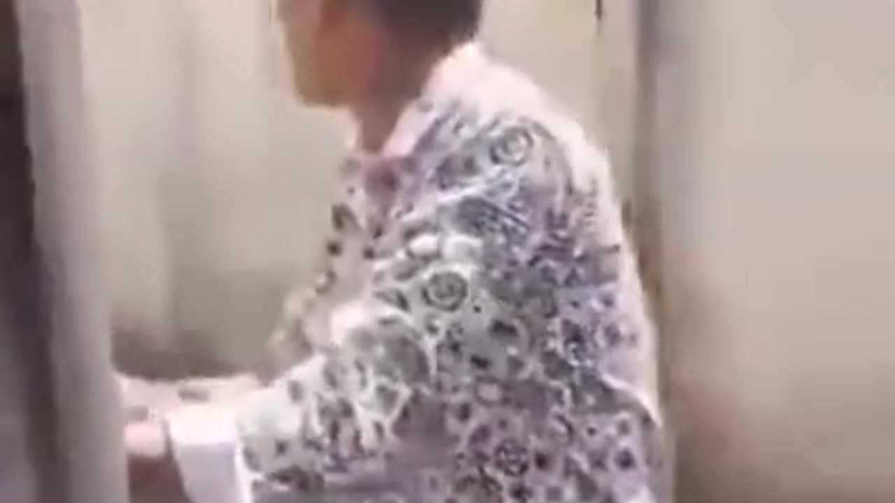 KEEP HANDS, ARMS [AND ASS] 🚂 INSIDE TRAIN AT ALL TIMES❗