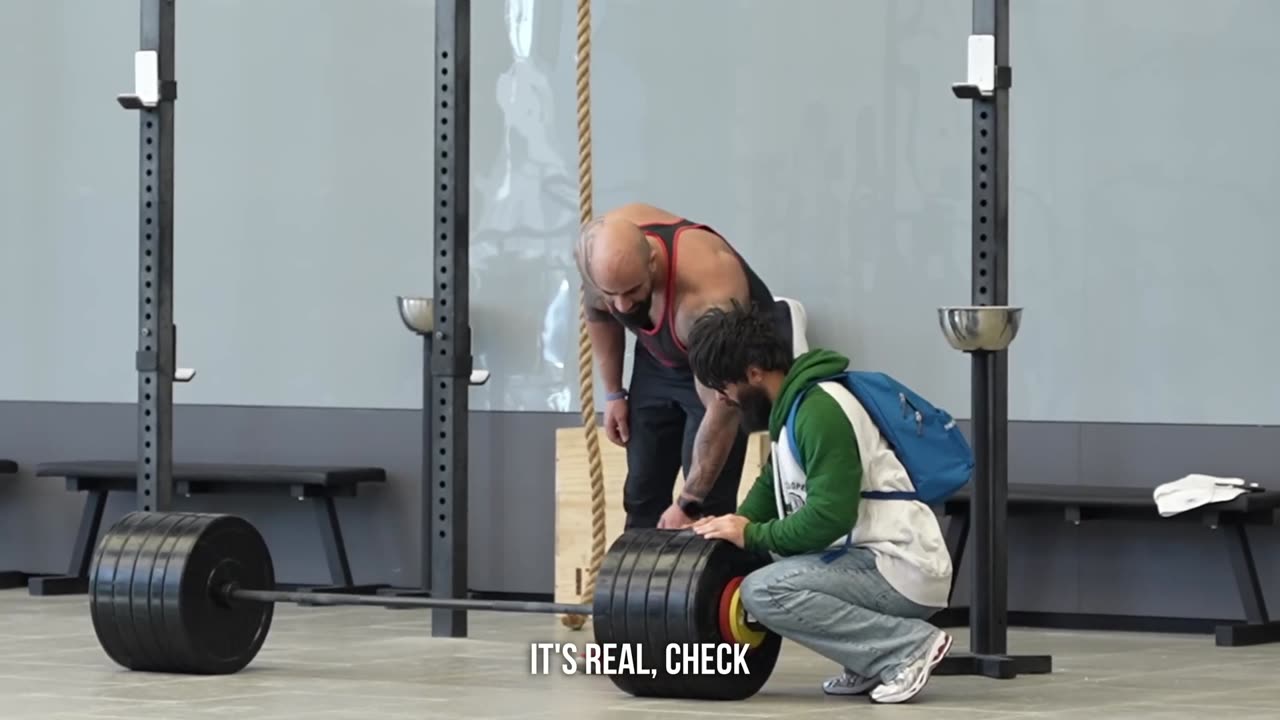 Power Lifter Use FAKE WEIGHTS in gym PRANK. _ pretended to Be a Beginner
