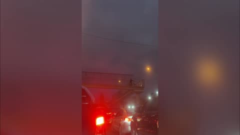 Motociclista circula por paso peatonal