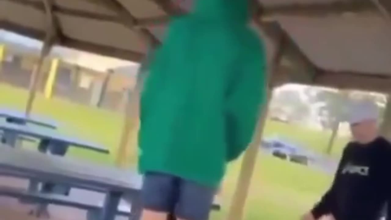 padre contro un musulmano sorpreso a molestare la figlia dodicenne