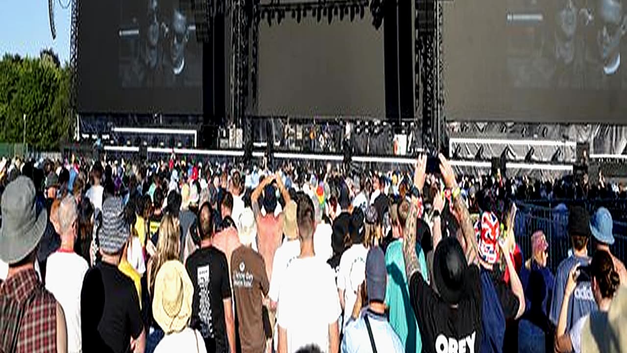 Oasis Fans Threatened with Arrests as They Try to