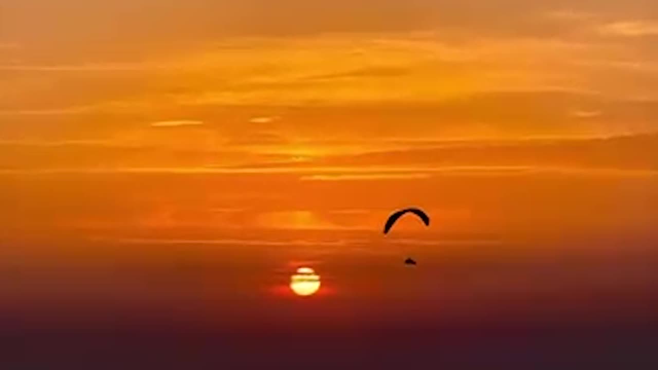 Sunset paragliding 😍