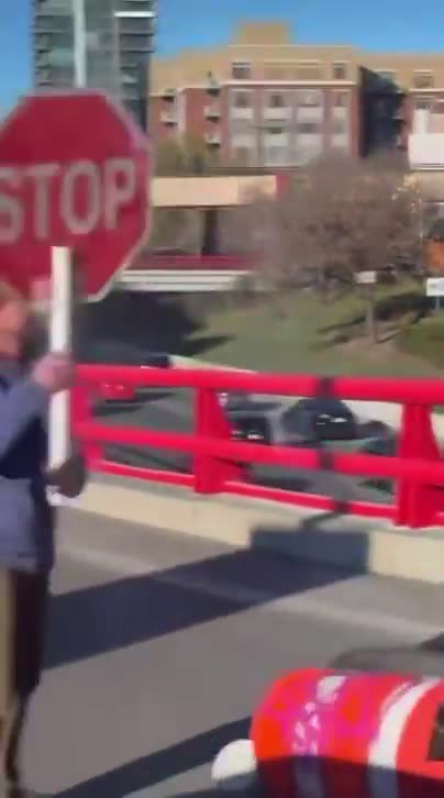 Crazy guy blocking road in Chicago, demanding drivers pay toll