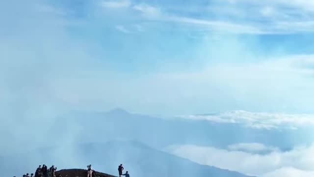 The Majestic Beauty of Mount Rinjani"