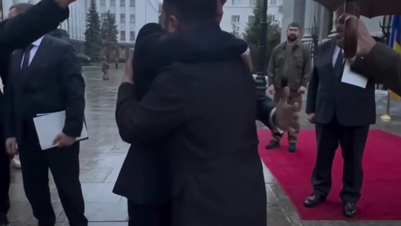Smooch! Pro-Ukrainian! 💋 Macron’s Farewell Kiss in Kyiv — Should’ve Been a Real One 😂