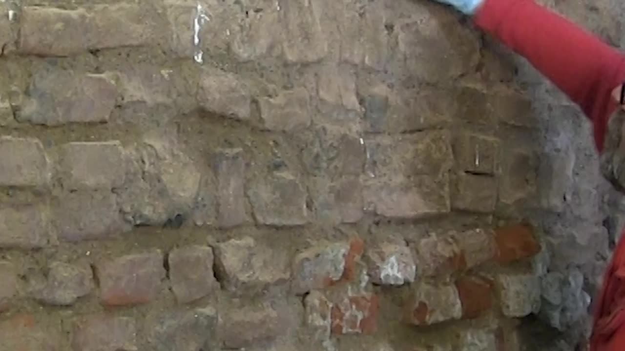 Rulire fughe MATTONI con spazzola di FERRO