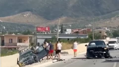 Aksident në aksin Vlorë-Orikum/ Plagoset një person, shkak parakalimi i gabuar