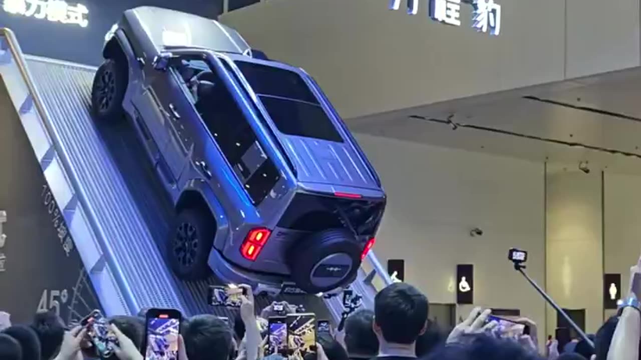 BYD's Formula Leopard Halts Mid-Backwards on 45° Slope at GBA Auto Show
