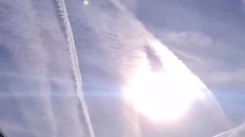 Vídeo de un avión esparciendo Chemtrails