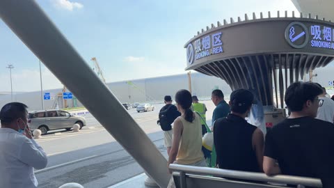 🚭 Biyan International Airport (Guangzhou, China) keeps non-smokers safe with smoking zones.