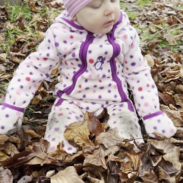 Baby Kayla Plays in the Leaves | Autumn Fun for Toddlers 🍁