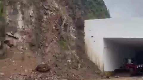 Rockslide Horror in Baguio! Incredibly, a dog trapped in the area SURVIVED the ordeal