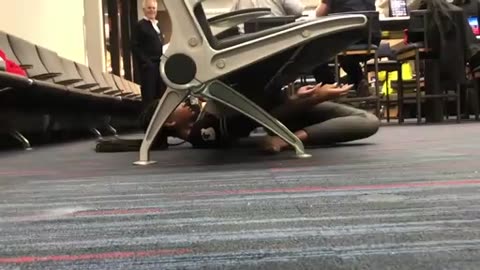 Elle fait du limbo à l'aéroport