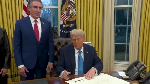 📜 PRESIDENT TRUMP SIGNS EXECUTIVE ORDERS IN THE OVAL OFFICE | January 31, 2025! 🇺🇸🏛️