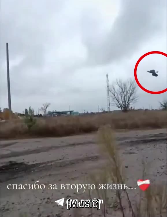 🇷🇺🪖 🎬 Ukrainian teenagers waved at our drone in Kovsharovka (Kharkiv region)