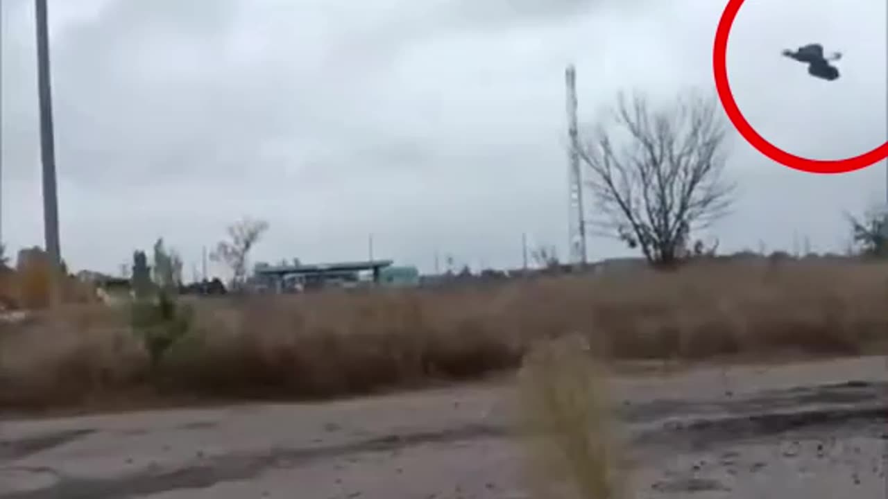 🇷🇺🪖 🎬 Ukrainian teenagers waved at our drone in Kovsharovka (Kharkiv region)