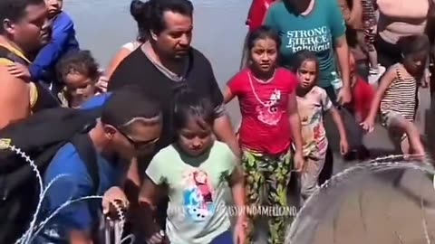Border Patrol agents cut the wire for migrants to enter america ILLEGALLY