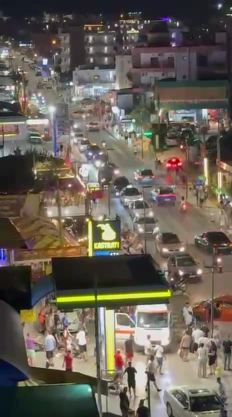 Makina i pret rrugën motorrit në Ksamil, plagoset rëndë 29-vjeçari, niset drejt Spitalit të Traumës