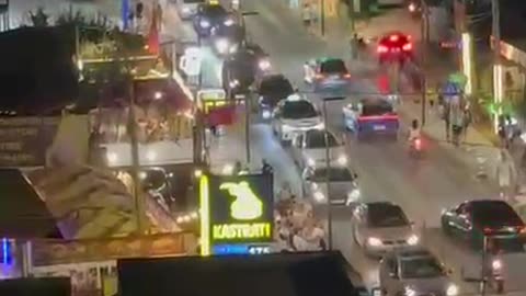 Makina i pret rrugën motorrit në Ksamil, plagoset rëndë 29-vjeçari, niset drejt Spitalit të Traumës