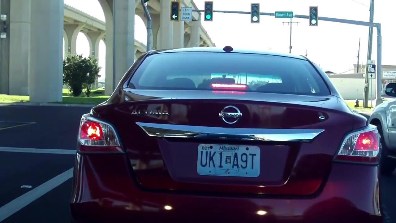 Nissan Altima and Land Rover LR3