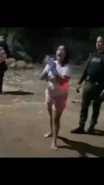 Policía usa una táser para frenar ataque de una mujer en Colombia