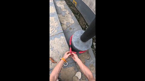 Ini adalah contoh Petugas Pembersih AC di apartemen