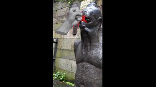 Estatuas de traidores reciben golpes e insultos en China