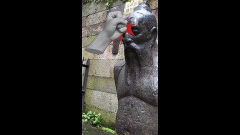 Estatuas de traidores reciben golpes e insultos en China