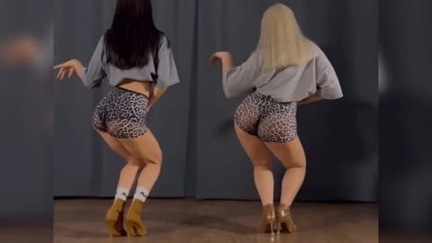 Hot sexy girl - Extremely seductive butt shaking dance