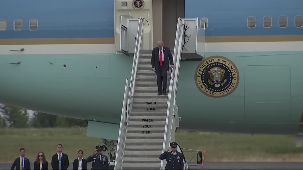 What does the body language between Trump and Putin tell us?
