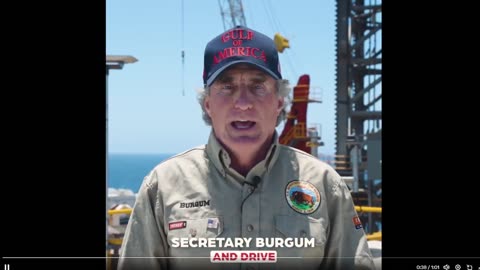 Bộ trưởng Doug Burgum trên một giàn khoan ở Vịnh Mỹ, đội chiếc mũ "Vịnh Mỹ" của Trump. 🔥