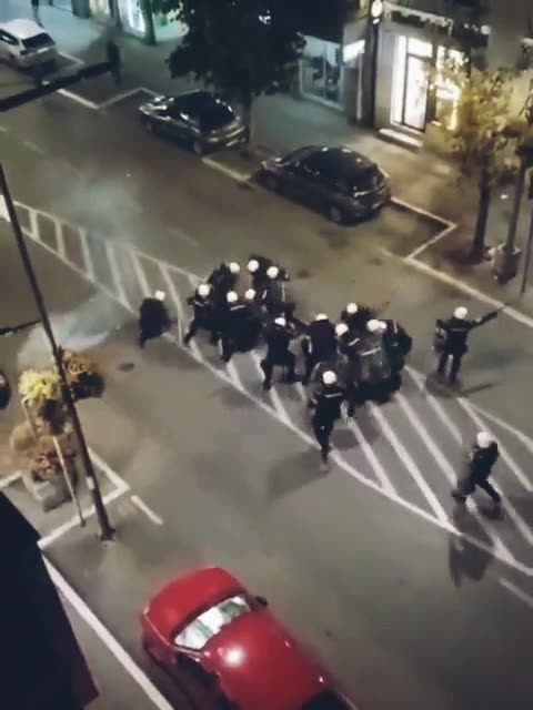 🔥🔥🔥 Ostrzeżenie dla „rządzących”! Kiedy ludzie mają dość, nikt u władzy nie jest już bezpieczny... choć wypuścili swoje psy na lud, i one też mają połamane zęby... protesty w Serbii...