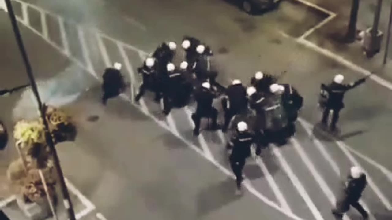 🔥🔥🔥 Ostrzeżenie dla „rządzących”! Kiedy ludzie mają dość, nikt u władzy nie jest już bezpieczny... choć wypuścili swoje psy na lud, i one też mają połamane zęby... protesty w Serbii...