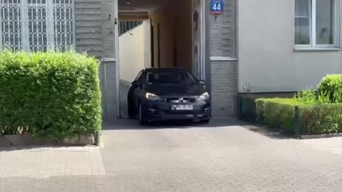 Warszawskie śródmieście, 27-letni ochroniarz zatrzymał 16-latka, który ukradł butelkę alkoholu.