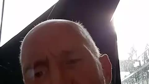 Dakloze soevereingekkie Harry valt mensen lastig op straat!