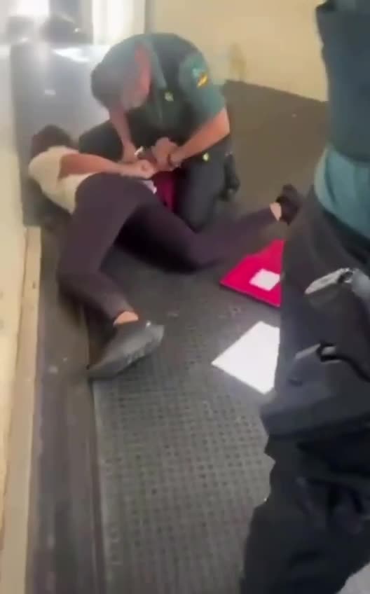 50 Israelis (Jews) arrested while boarding flight from Valencia to Paris