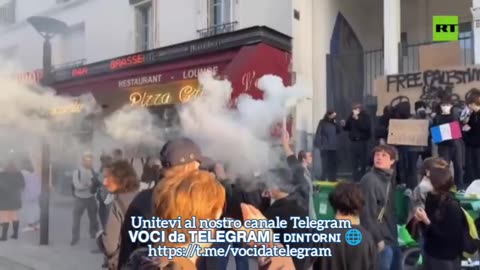 La polizia francese spara gas lacrimogeni mentre gli scioperi sfociano nel caos