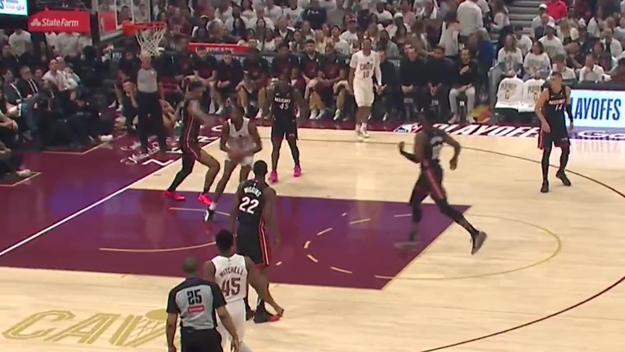 NBA - Evan Mobley MUSCLES his way in for the slam 💪
