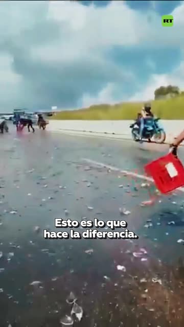 Automovilistas solidarios limpian la carretera tras un accidente en Colombia
