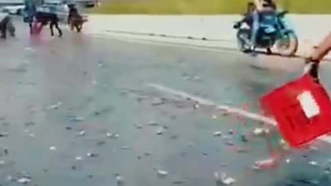 Automovilistas solidarios limpian la carretera tras un accidente en Colombia