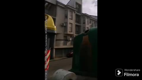 Saco el spray ante dos matones