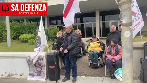 Valter di SaDefenza al sit-in contro il VIA alle bombe della RWM sotto la sede Giunta Regionale