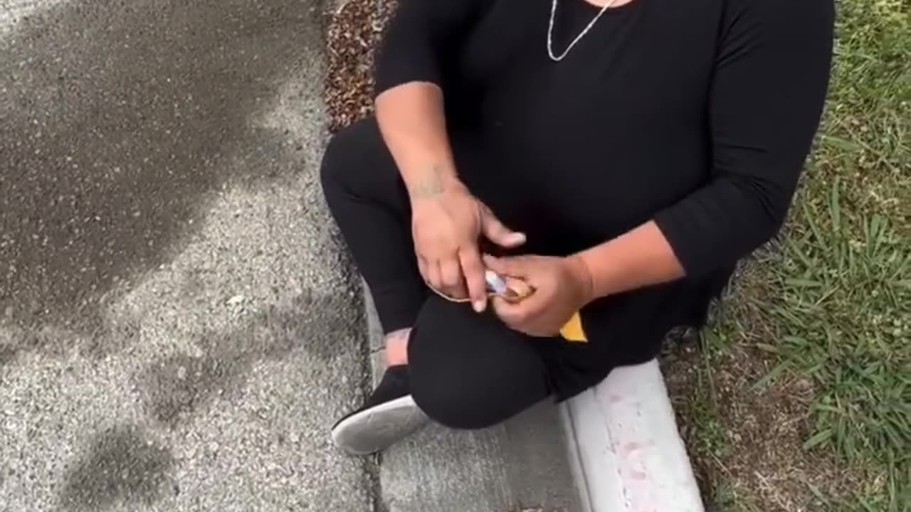 Millionaire blessed a lady who lost her husband in her arms and cried out loud.hd