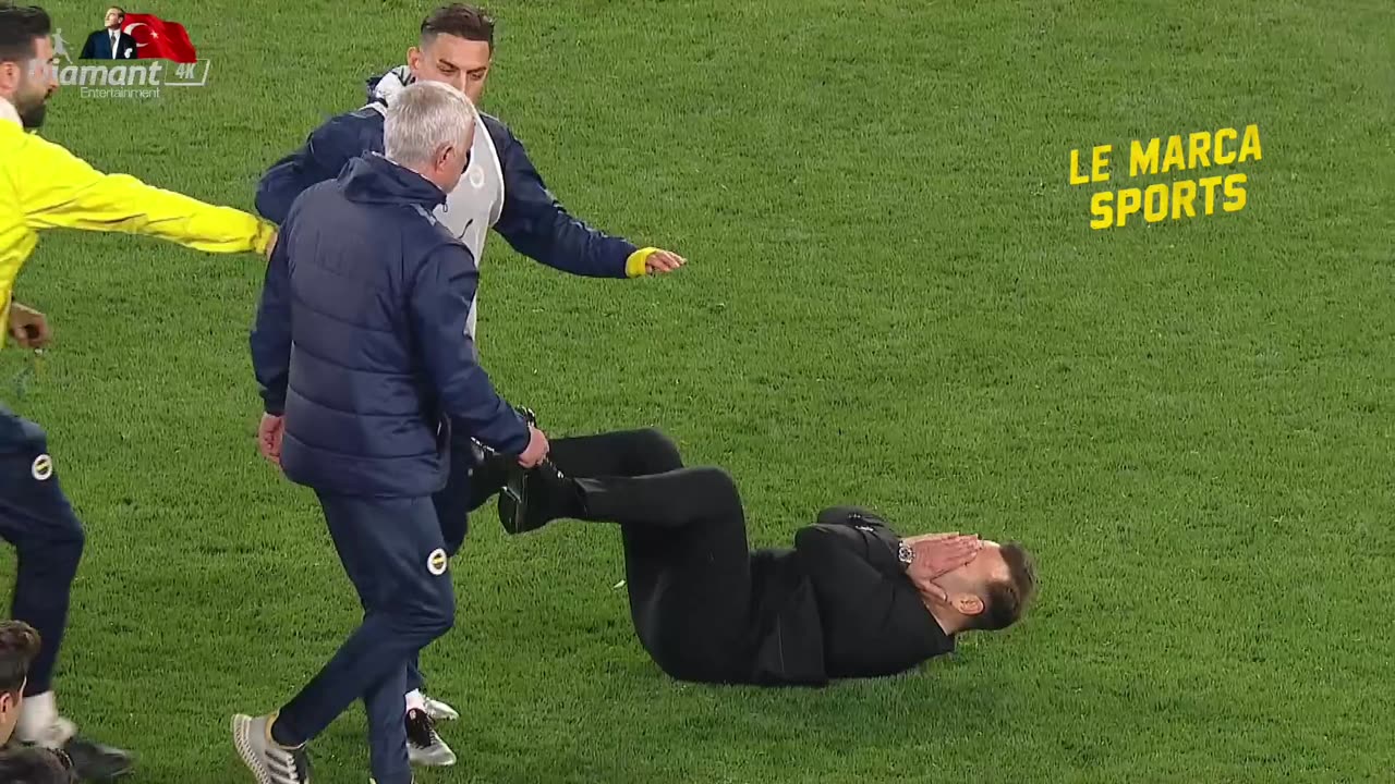 🚨👃🏻 Jose Mourinho and Okan Buruk tonight during Fenerbahçe vs Galatasaray.